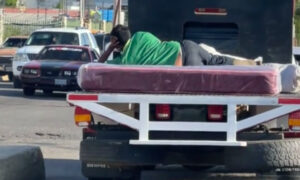 Zuliano recorre Cabimas acostado sobre un colchón en un camión: “Le faltó el techito”