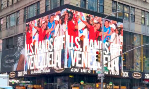 Mensaje de “No a la Guerra en Venezuela” aparece en Times Square