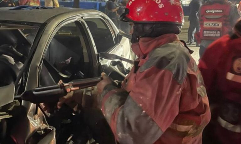 Al menos 2 muertos y 7 heridos deja choque de carro contra árbol en Caracas