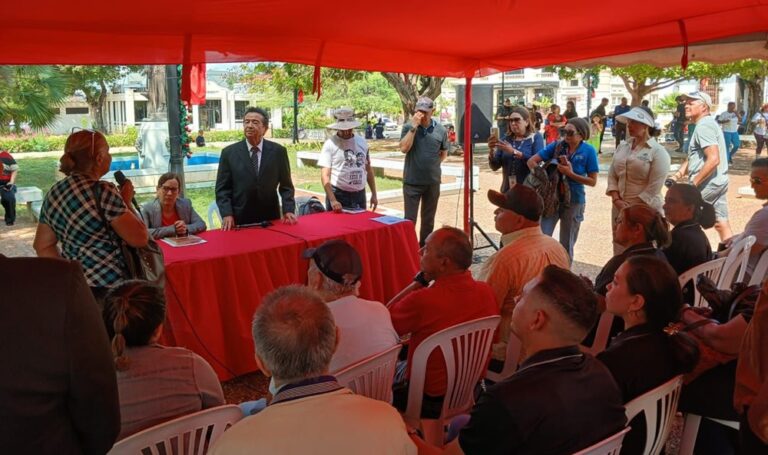 Gobernación realiza consulta pública para intervenir la Plaza Bolívar de Maracaibo