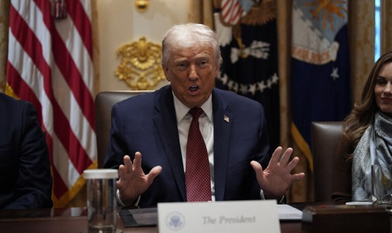 Sube presión sobre Trump para publicar video de ataque a supervivientes en el Caribe