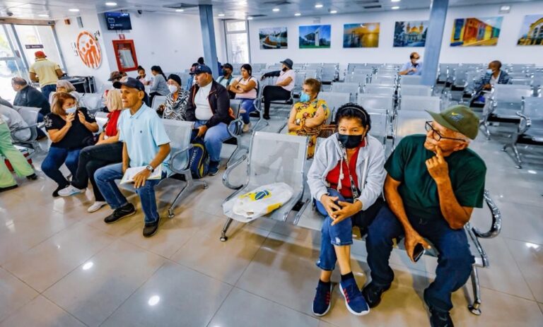 Gobernador entrega rehabilitada la Farmacia de Alto Costo en Maracaibo