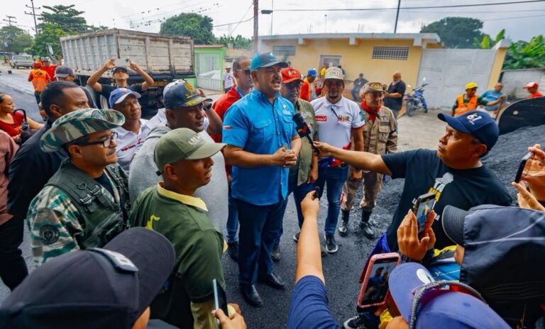 Gira del gobernador Caldera en Sucre incluye salud, asfaltado y educación