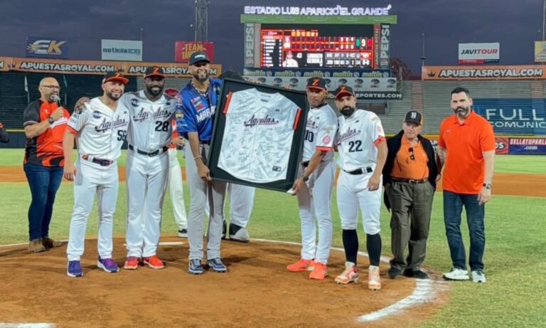 Águilas homenajea a “Cafecito” Martínez previo a su retiro como profesional