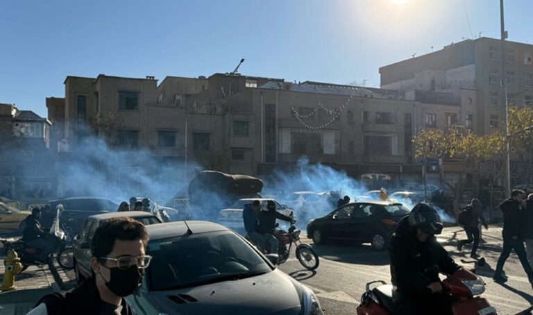 Protestas en Irán por las dificultades económicas llegan a su tercer día consecutivo