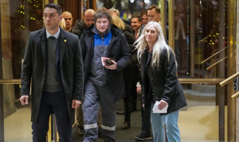 Milei llega a Oslo para aguardar a Machado