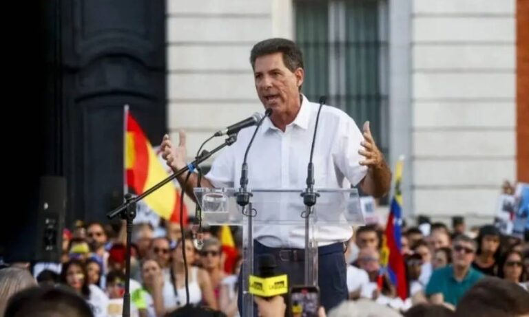 Opositores en España inciden en la vía pacífica al margen de presiones de EE. UU.