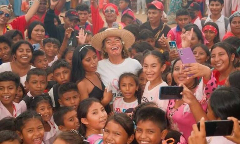 Karol G visita a niños de la comunidad wayuu en La Guajira