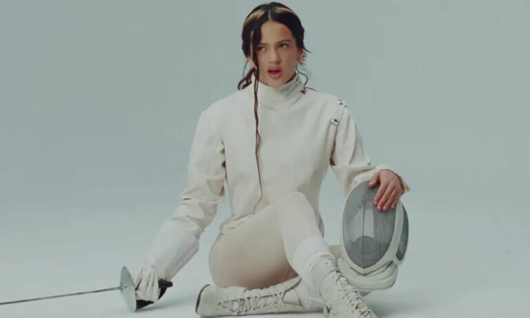 Rosalía da su estocada “al terrorista emocional” con el video musical de “La perla”