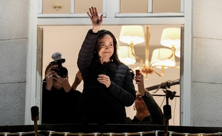 Machado llega y saluda en Oslo a sus seguidores desde el balcón del Grand Hotel