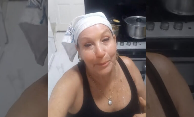 Venezolana llora mientras prepara hallacas sola: sus hijos migraron