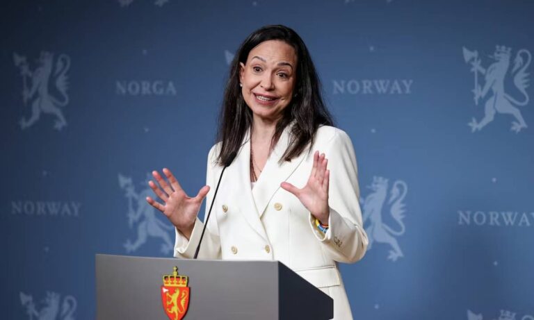 Revelan que Machado salió de Oslo y acude a citas médicas por su fractura de vértebra