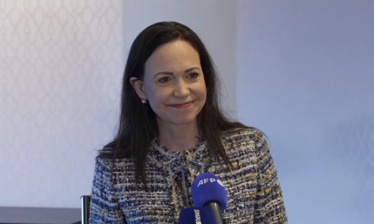 Machado advierte a Maduro desde Oslo que “va a salir” del poder “con o sin negociación”