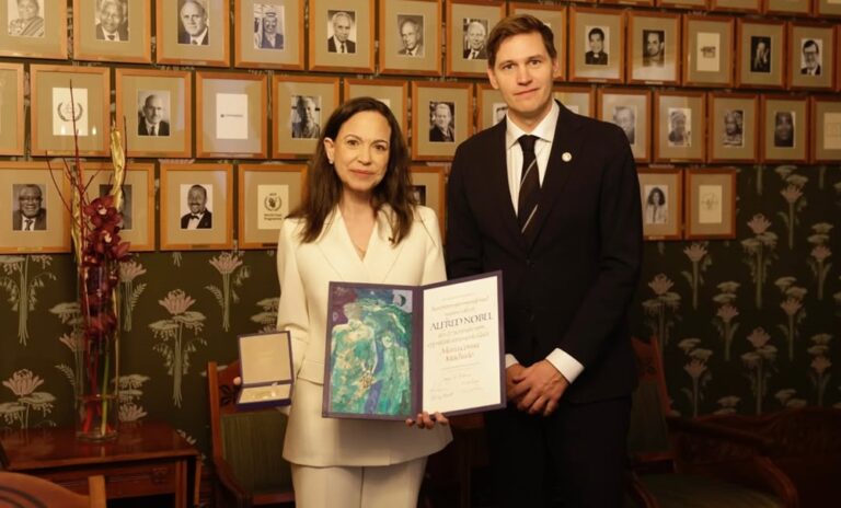 Assange denuncia a Fundación Nobel por facilitar crímenes de guerra con premio a Machado