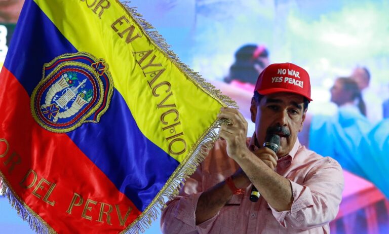 Maduro estrena gorra similar a la MAGA de Trump con el mensaje: "no war, yes peace"