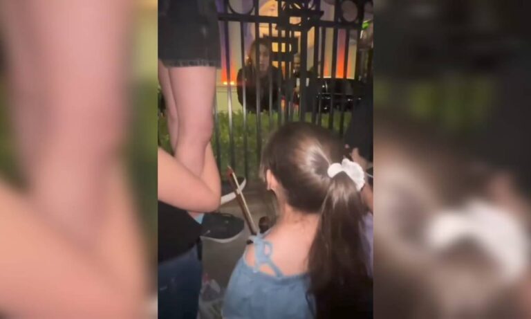 Niña venezolana sorprende a Shakira al tocar el violín frente a ella