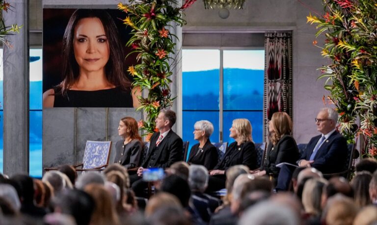 Inicia ceremonia del Nobel de la Paz sin Machado: “Va camino a Oslo”