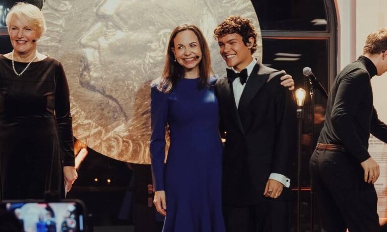 Omar Rudberg canta ante Machado en exposición del Nobel de la Paz