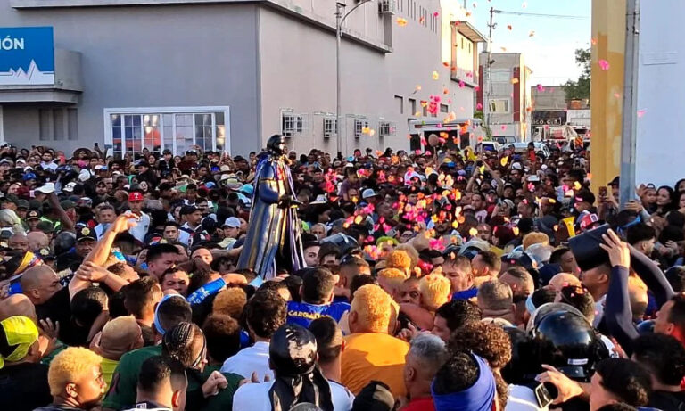 San Benito recorre Cabimas entre tambores y una marea de devotos