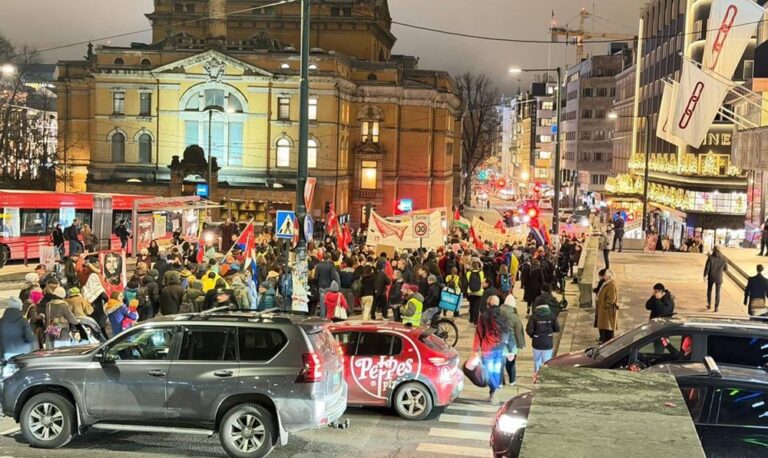 Protestan en Oslo contra concesión del Nobel de la Paz a Machado
