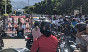 Familiares de colombianos presos en Venezuela cierran el puente Simón Bolívar