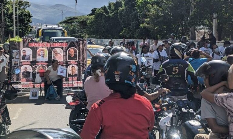 Familiares de colombianos presos en Venezuela cierran el puente Simón Bolívar