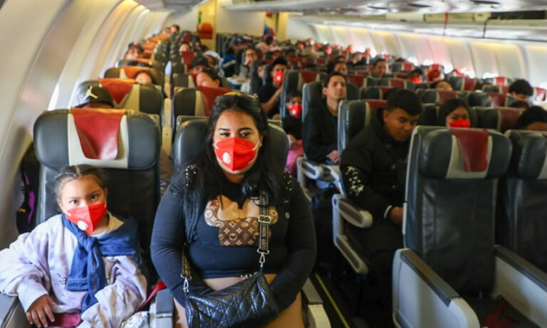 Llegan a Maiquetía 259 migrantes repatriados desde México, entre ellos 104 niños