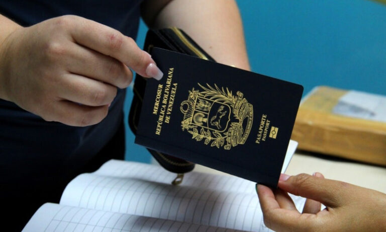 Jóvenes venezolanos usan sus aguinaldos para tramitar el pasaporte