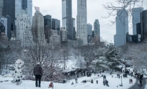 Gran parte de EE. UU. despide 2025 entre una potente tormenta de nieve y lluvia helada