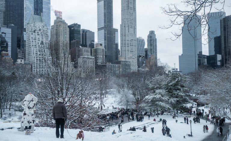 Gran parte de EE. UU. despide 2025 entre una potente tormenta de nieve y lluvia helada