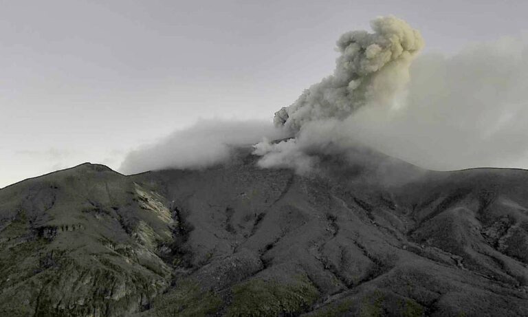 Volcán en el suroeste de Colombia emite columna de ceniza de 700 metros