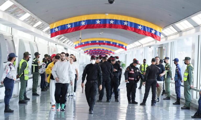 Arriban al país 218 migrantes venezolanos deportados por EE. UU.