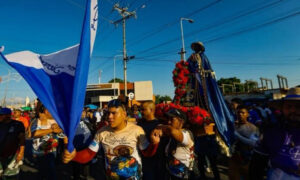 San Benito vuelve a su nicho tras procesión de 12 kilómetros en Cabimas