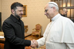 El Papa expresa a Zelenski su “urgente deseo” de que el diálogo lleve a la paz