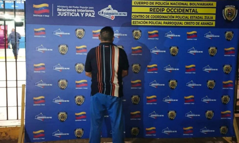 Aprehenden a docente por acosar a una alumna a través de WhatsApp