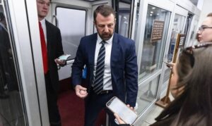 Senador Mullin tras llamada de Trump: Maduro se “podría ir a Rusia o a otro país”