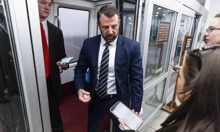 Senador Mullin tras llamada de Trump: Maduro se "podría ir a Rusia o a otro país"