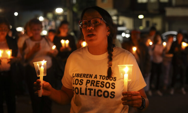 Familiares de presos políticos mantienen vigilias por segundo día consecutivo