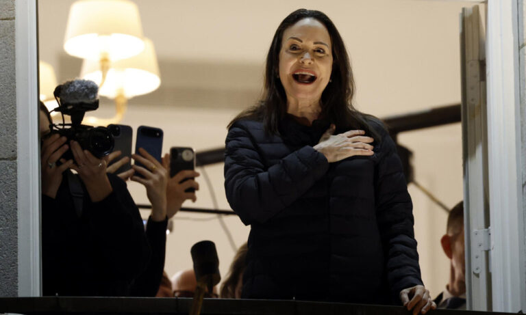 Machado pide a los ciudadanos mantenerse “vigilantes” hasta concretar la transición