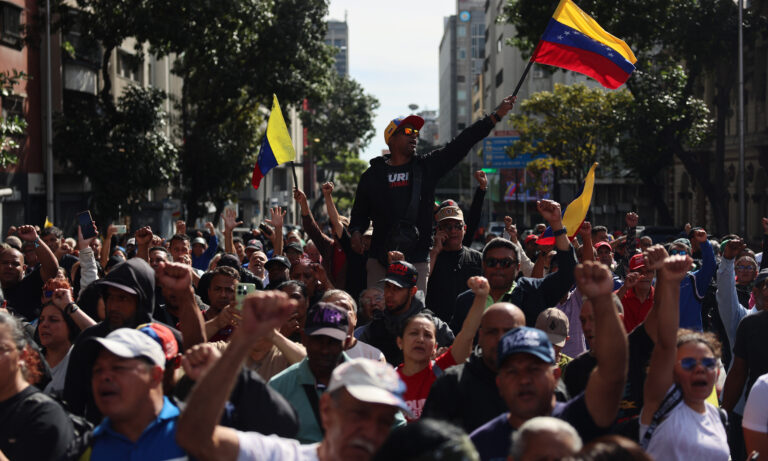 Chavistas se concentran en Caracas para exigir fe de vida de Maduro