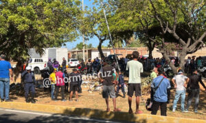 Muere un motorizado y su acompañante tras estrellarse contra un poste en la C2