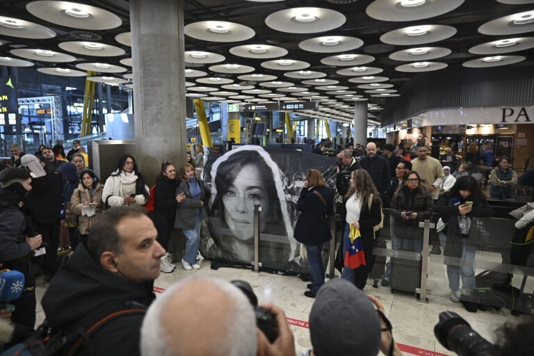 Llegan a Madrid los cinco presos españoles liberados en Venezuela