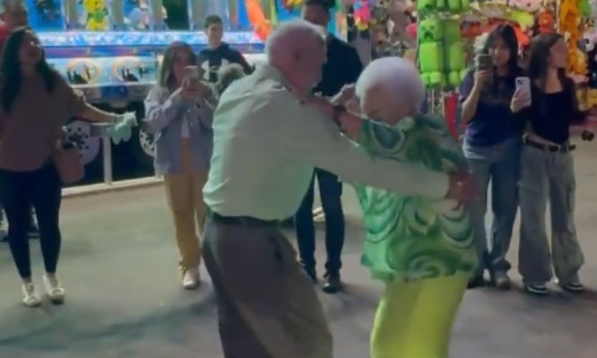 Abuelos de más de 70 años bailan “La Bilirrubina” como dos jóvenes