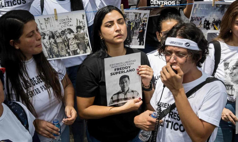 Esposa de Freddy Superlano logra verlo tras casi 18 meses de su detención