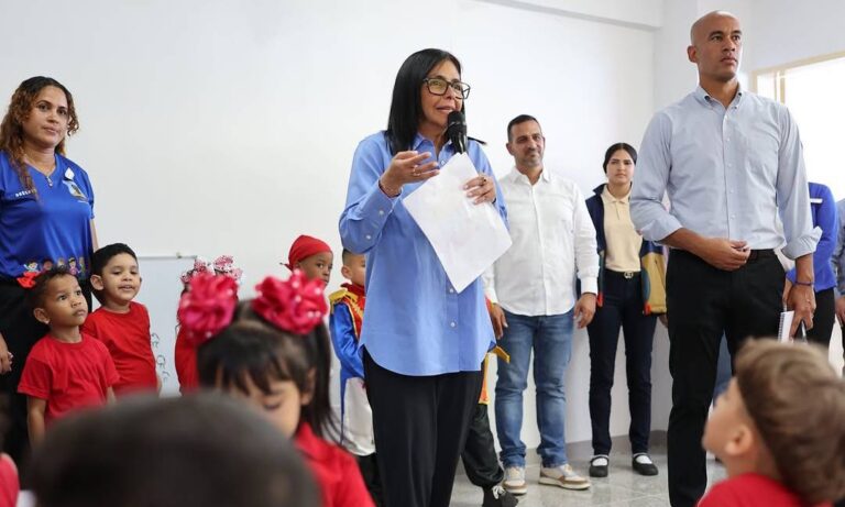 Delcy Rodríguez reitera que es “presidenta encargada” tras imagen publicada por Trump