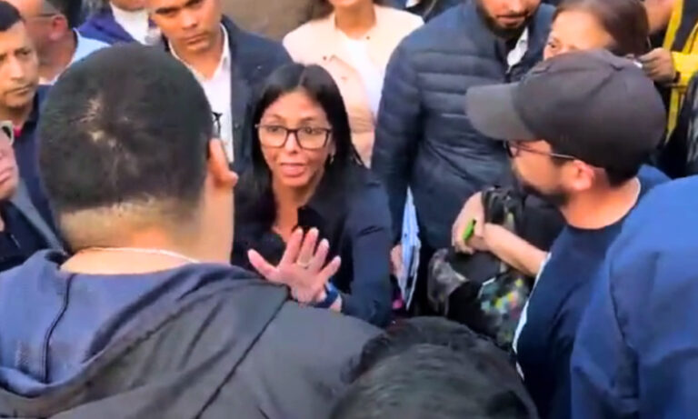 Machado halaga a los “valientes” estudiantes que encararon a Delcy Rodríguez en la UCV