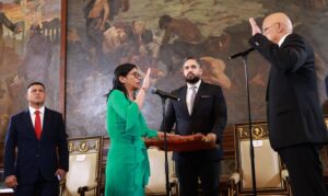 Delcy Rodríguez es investida como “presidenta encargada”