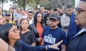 Estudiantes de la UCV encaran a Delcy Rodríguez y le exigen liberación de presos políticos
