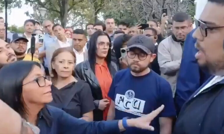 Estudiantes de la UCV encaran a Delcy Rodríguez y le exigen liberación de presos políticos