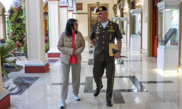 Delcy Rodríguez y Padrino López se reúnen para revisar “planes de preservación de la paz”